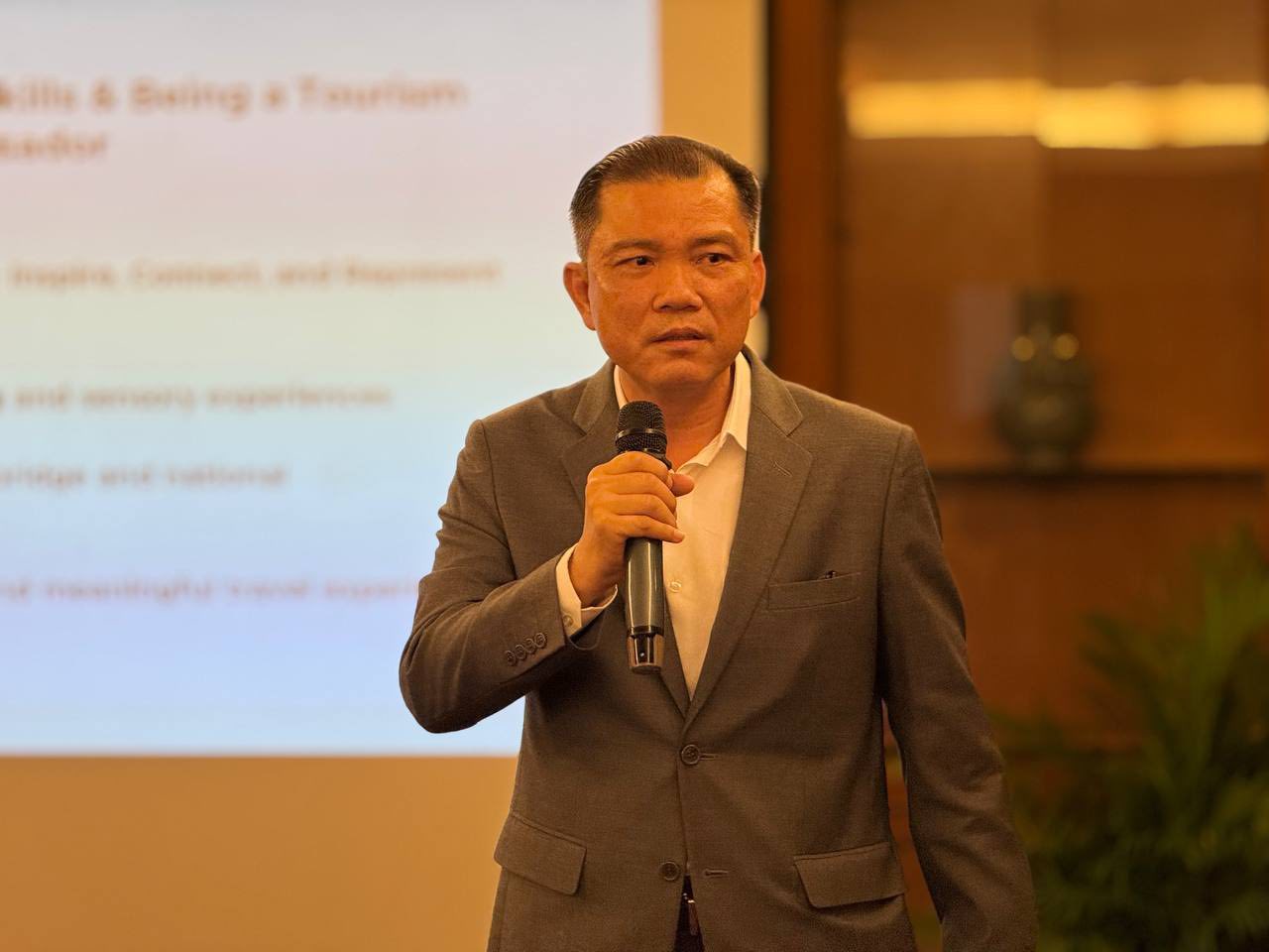 The activities of refresher training course for French-speaking tour guides 